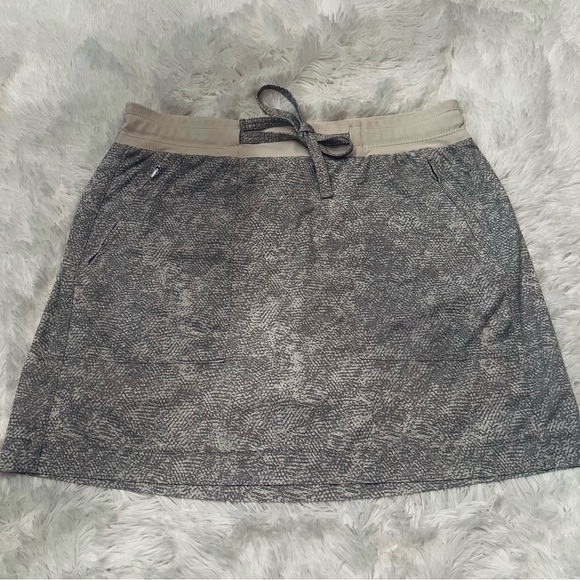 Athleta Chelsea Printed Cargo Skort - Picture 5 of 8